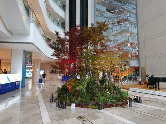 大阪市内 ホテルエントランス季節装飾 紅葉庭園〜秋装飾1
