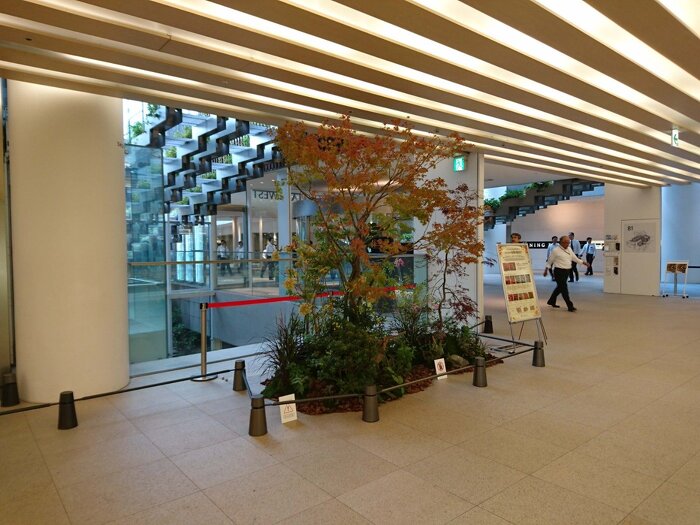 大阪市内 ホテルエントランス季節装飾 紅葉の秋装飾2