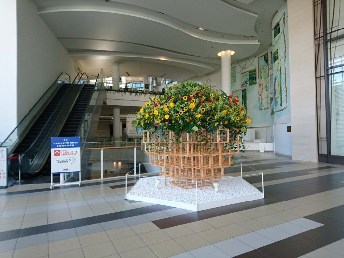 西宮市内商業施設 鮮やかなヒマワリ〜夏装飾