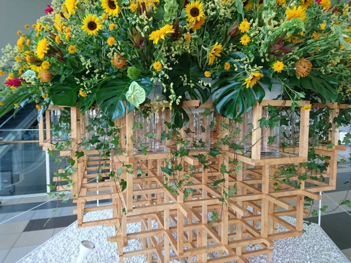 西宮市内商業施設 鮮やかなヒマワリ〜夏装飾2